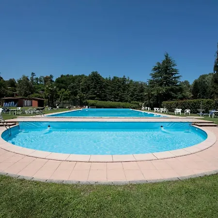 Sleeps 4 Pool Apartman